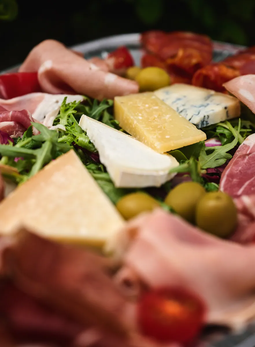 Antipastifat med spekemat, oster og oliven