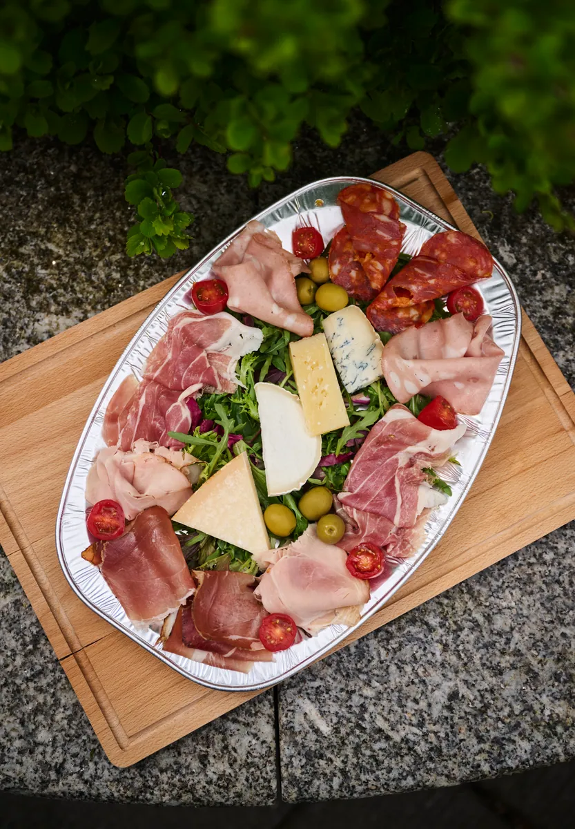 Tapasfat med spekemat og oster