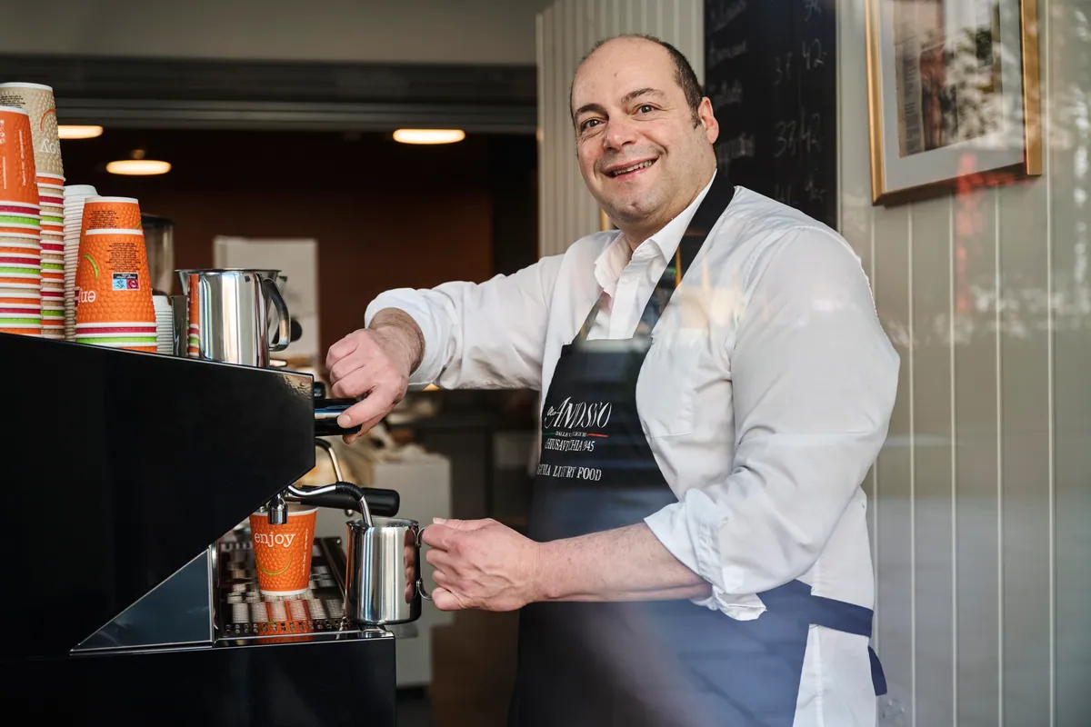 Patrick bak disken hos Marikollen Deli