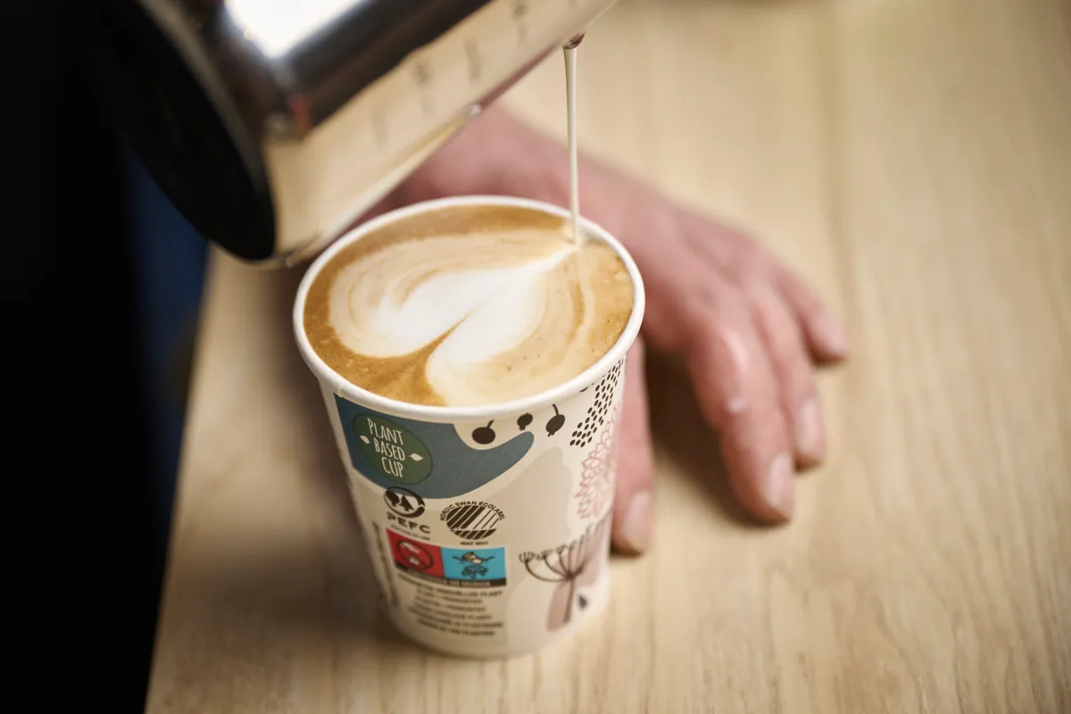Melk helles i en cappuccino med hjerte i skummet