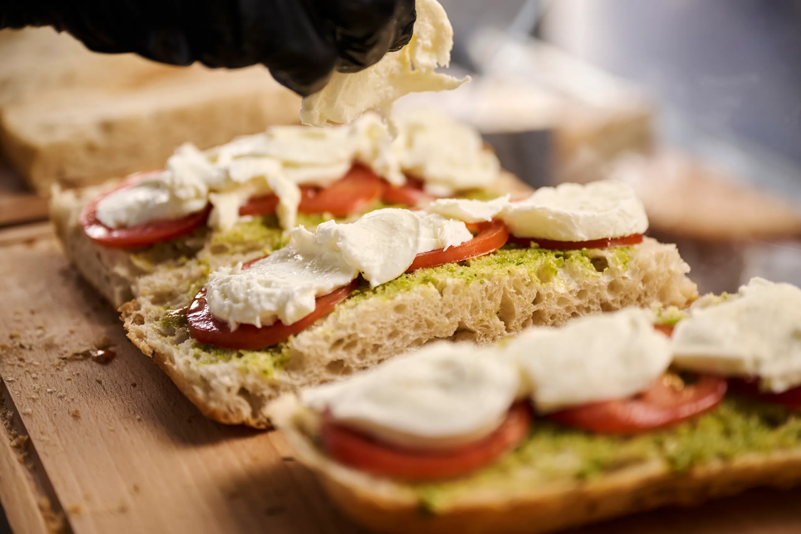 Ciabatta med pesto, tomat og mozzarella legges opp
