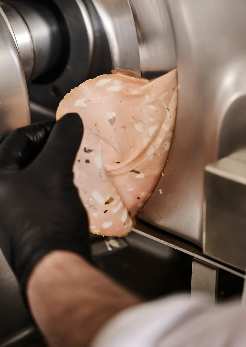 Mortadella på skjæremaskinen
