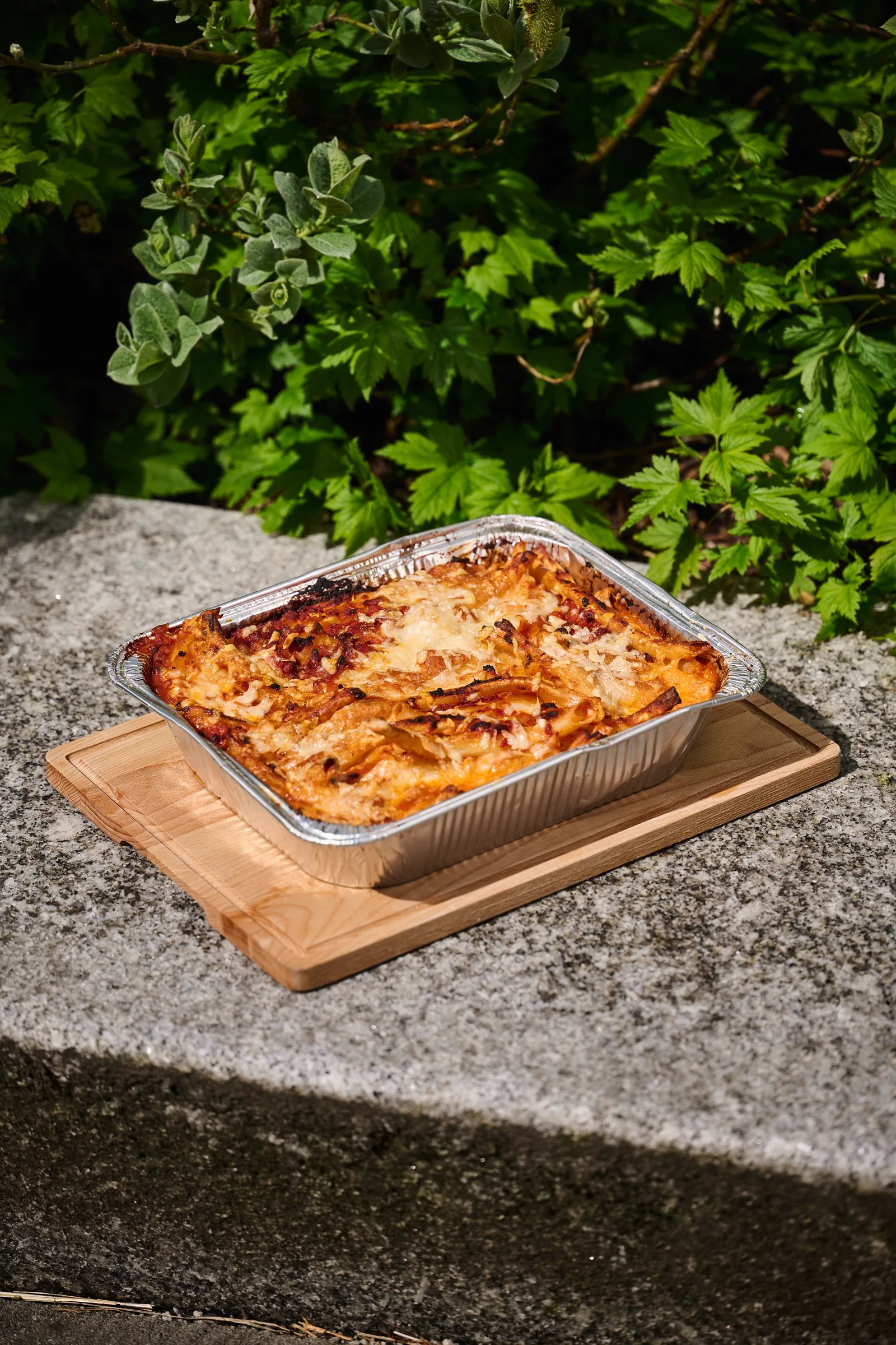 Hjemmelaget lasagne i form på trefjøl