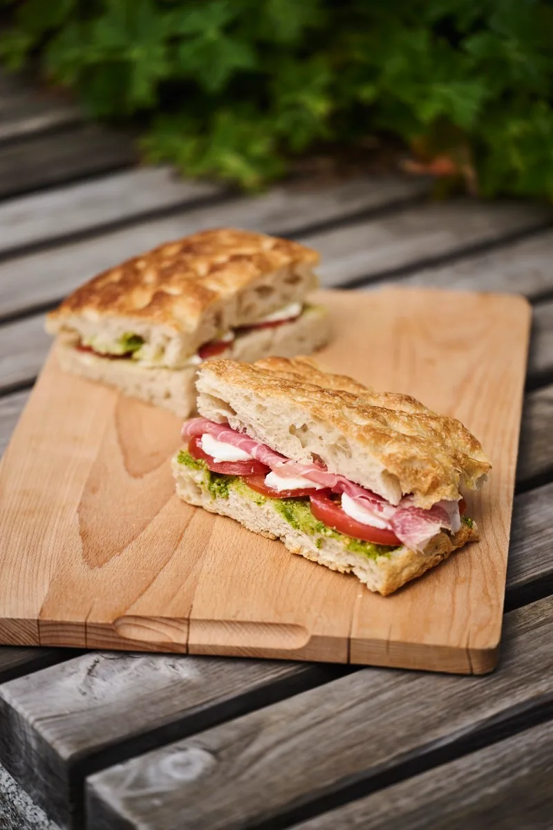 Focaccia med spekeskinke, mozzarella og pesto på skjærefjøl